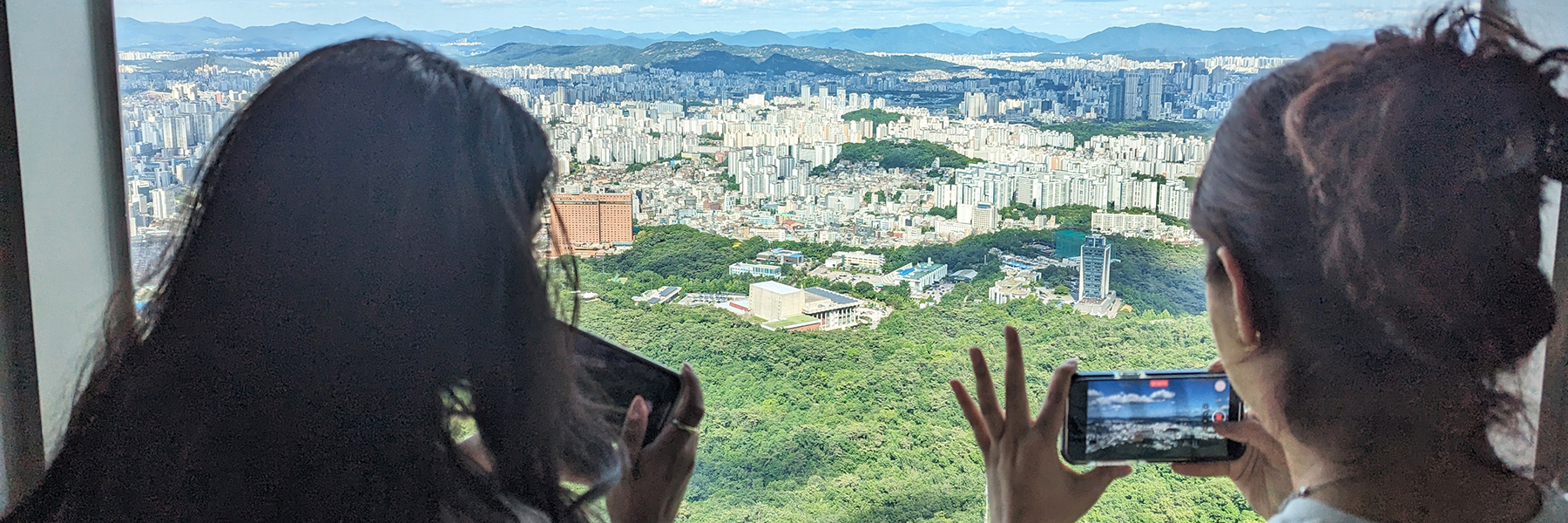 Students-at-the-Namsan-Tower-looking-out-to-Seoul BANNER