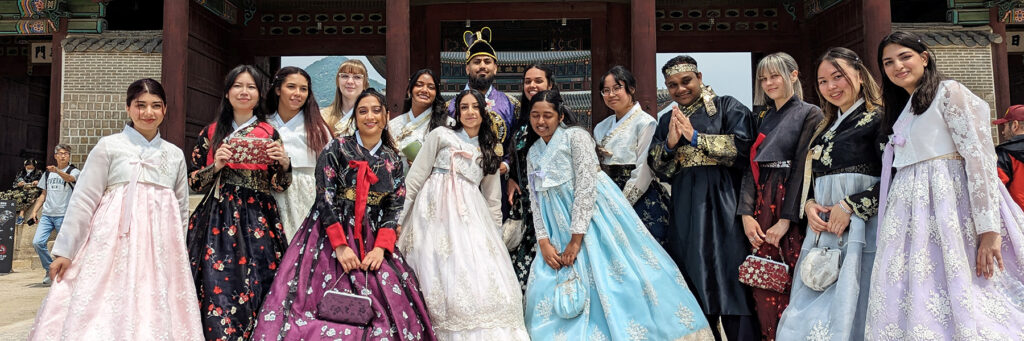 Students-wearing-traditional-Korea-dress-visiting-a-palace BANNER